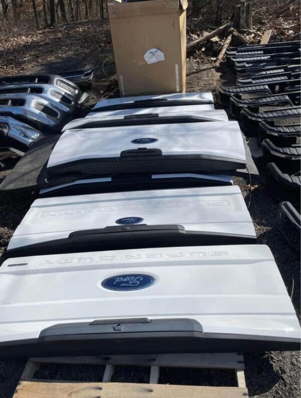 All trucks tailgate available in stock 2017 -2024 F250/350/450 / Chevy / dodge Tailgates $400 per item In Stock 2019-2024 F250/350/450 Tailgates Brand new take offs - Image 2